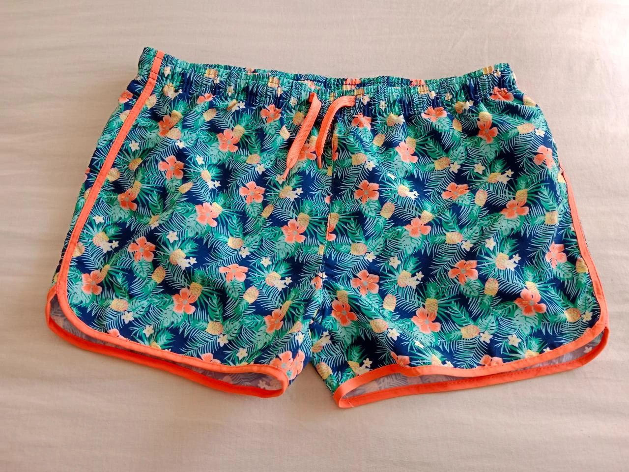 short Tissaia taille M        NEUF